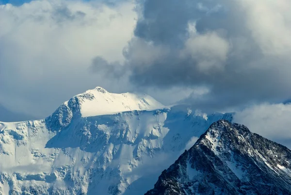 Сноуборд Алтайський гірський пік — стокове фото