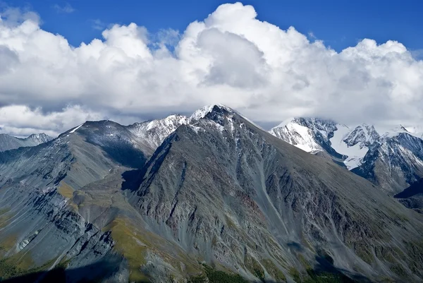 Вариколорные алтайские горы — стоковое фото