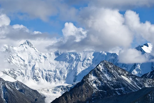 Beluha góry w chmury — Zdjęcie stockowe