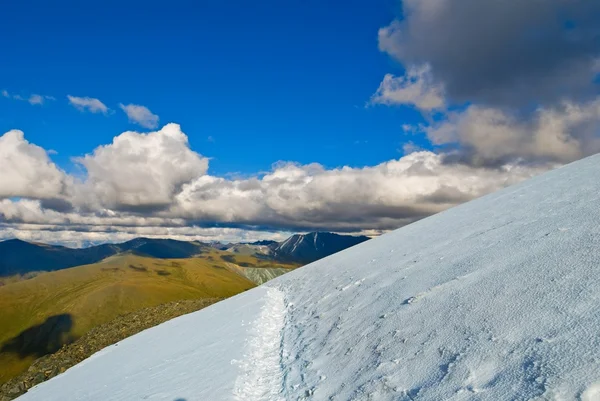 Маршрут на сніговому гірському схилі — стокове фото