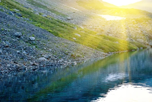 Górskie jezioro promienie słońca — Zdjęcie stockowe