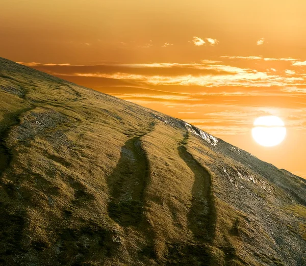 Pôr do sol em uma montanha — Fotografia de Stock
