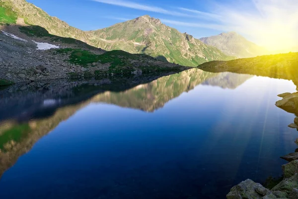 山の湖で早朝 — ストック写真