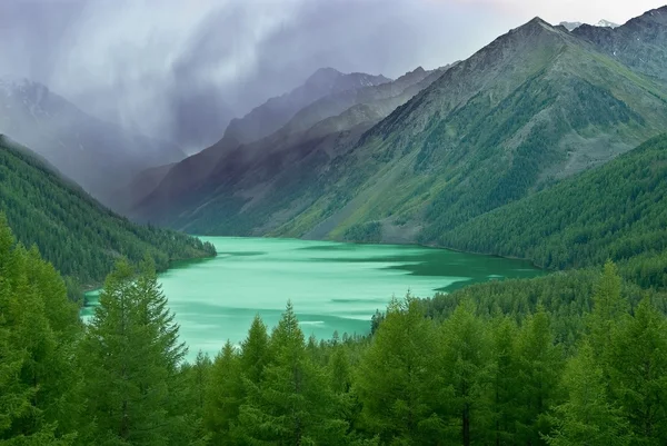 Misty lago de esmeralda em uma montanha — Fotografia de Stock