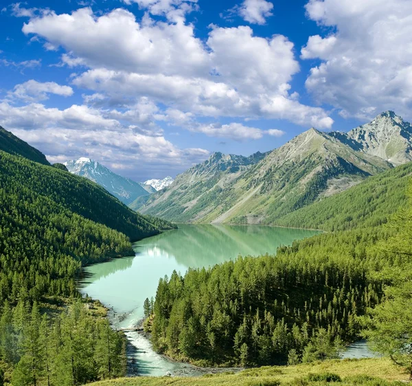 Zelené jezero horách — Stock fotografie