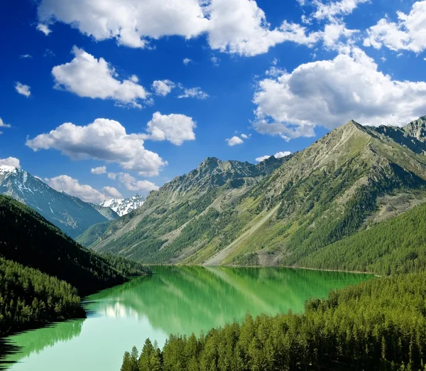 Lago de esmeralda em um vale de montanhas — Fotografia de Stock