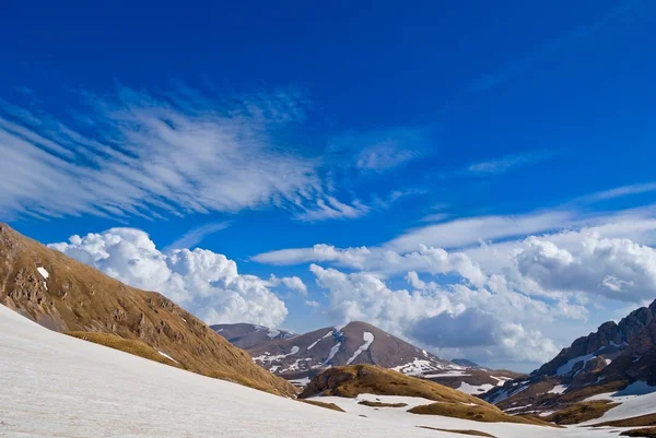 Husté mraky nad horský průsmyk — Stock fotografie