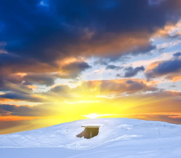 Sonnenuntergang zwischen winterlichen Hügeln — Stockfoto