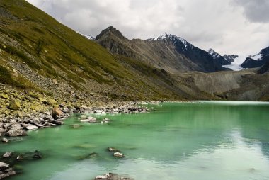 Altay dağlarında Emerald Gölü