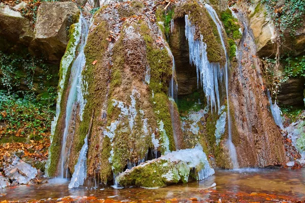Krásný zmrazené vodopád — Stock fotografie