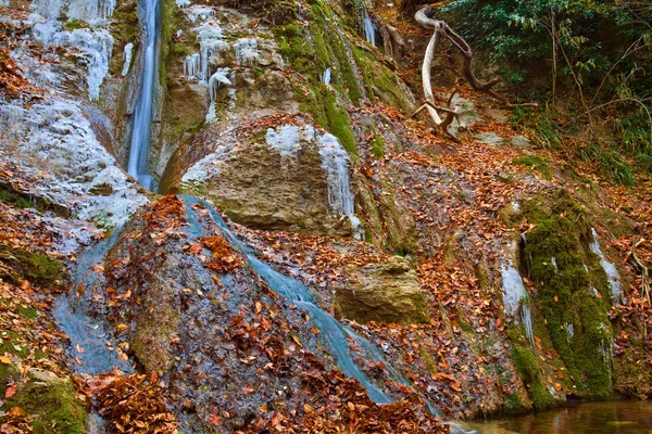 Litet vattenfall i en berg-canyon — Stockfoto