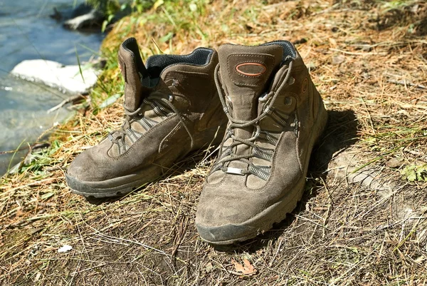 Туристические ботинки в траве — стоковое фото