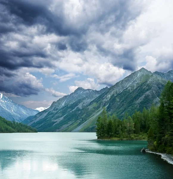 Montañas lago bajo un cielo sombrío —  Fotos de Stock