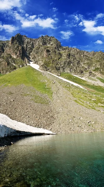 Смарагдове озеро в весняних горах — стокове фото
