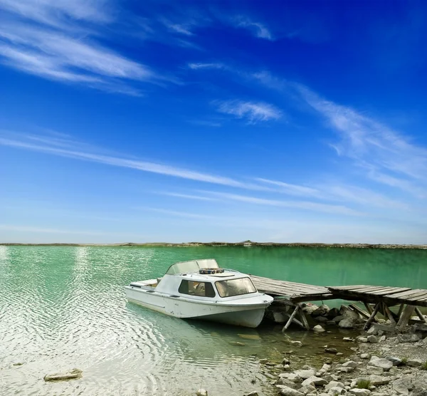 Barcos en un lago cerca de un amarradero — Foto de Stock