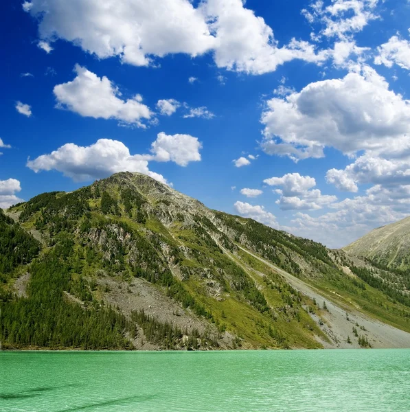 Озеро у горы — стоковое фото