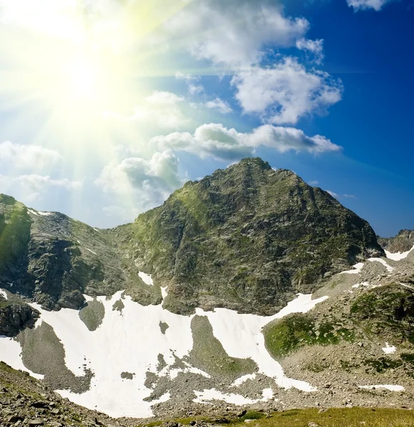 Bergpas door een mooie zomerdag — Stockfoto