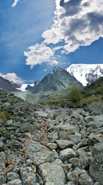 Крушение огромной скалы в горах — стоковое фото