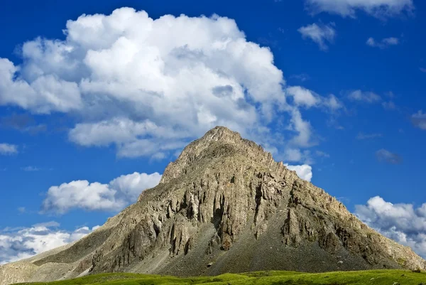 Конічна гора на фоні блакитного неба — стокове фото