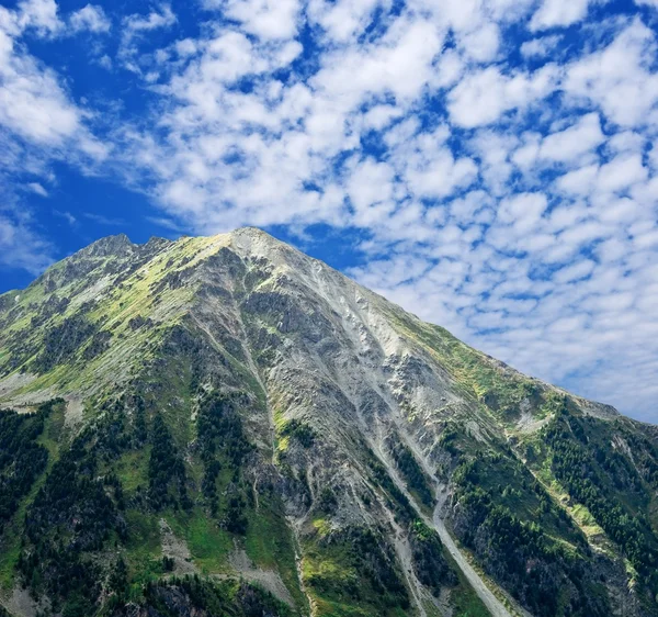 Topo da montanha rochosa — Fotografia de Stock