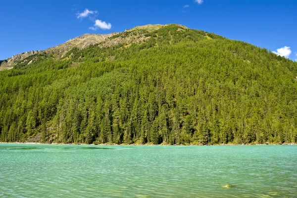 Emerald lake nära berget foten — Stockfoto