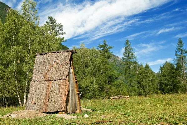 Cabine de madeira em uma floresta — Fotografia de Stock