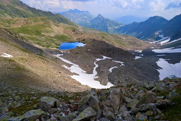 Маленькое голубое озеро в азиатских горах — стоковое фото