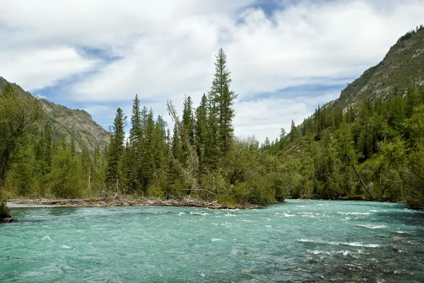 Smaragdový horská řeka — Stock fotografie