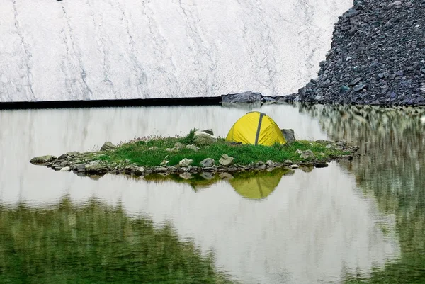 Touristisches Zelt auf der Insel — Stockfoto