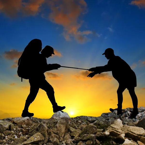 Two tourists silhouette walk by mountain pass — Stock Photo, Image