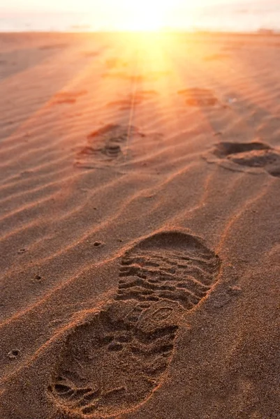Человеческий след на песке — стоковое фото