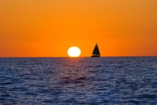 Силует вітрильної яхти в вечірньому морі — стокове фото