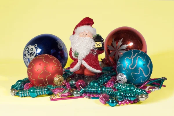 Jultomten bland GranTree leksaker — Stockfoto