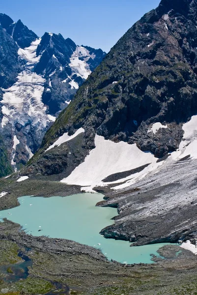 Lago de esmeralda perto de um pé de montanha — Fotografia de Stock