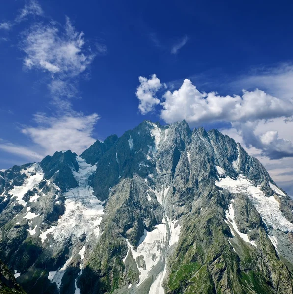 Grande montanha rochosa — Fotografia de Stock