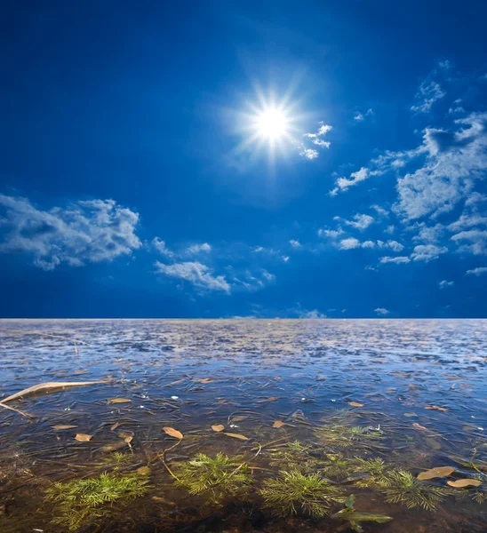 Ледяное озеро к светлому дню — стоковое фото