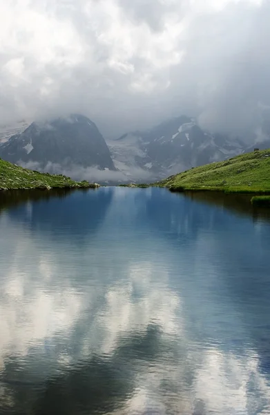 Lago in montagna — Foto Stock