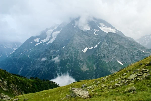 Велика гора вкрита хмарами — стокове фото