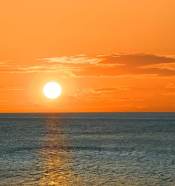 arasında bir deniz günbatımı