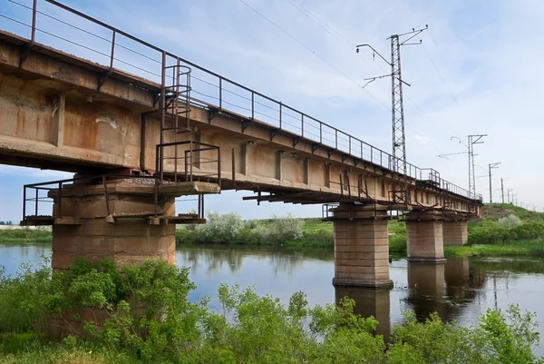 Brücke über einen Fluss — Stockfoto