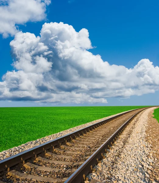 绿色的田野间的铁路 — 图库照片