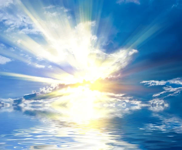 Σπινθηρίζον ήλιο που καθρεφτίζονται στο νερό μια — 图库照片
