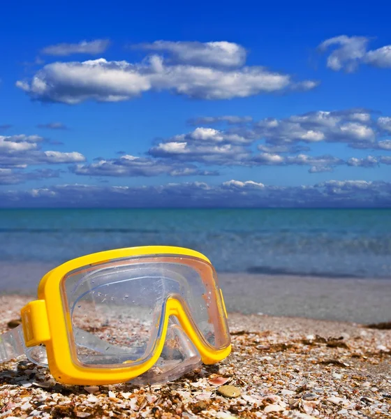 Diving mask on a sea coast — Stock Photo, Image