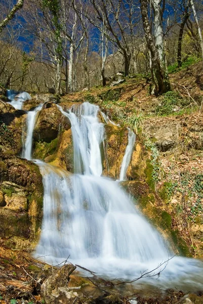 Cascate d'acqua su un fiume di montagna — Foto Stock