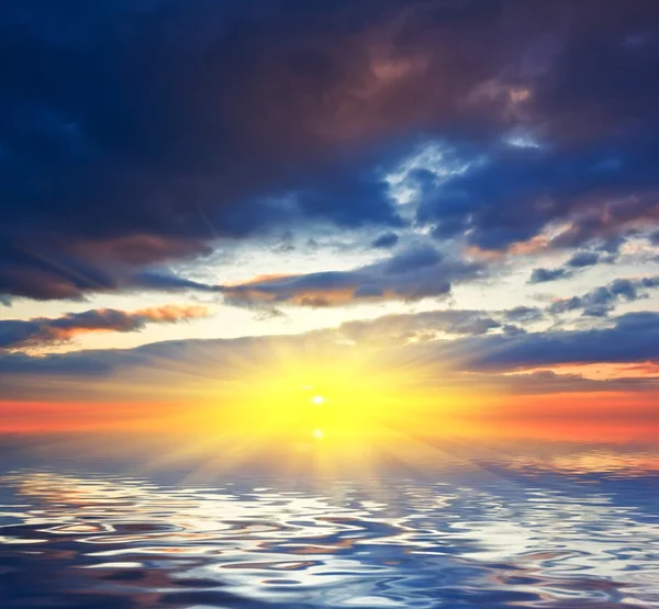 Dramatische zonsondergang weerspiegeld in een water — Stockfoto