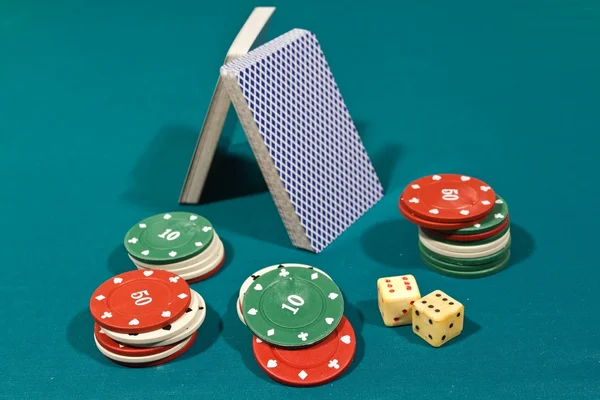 Spielkarten und Chips auf einem grünen Filz — Stockfoto
