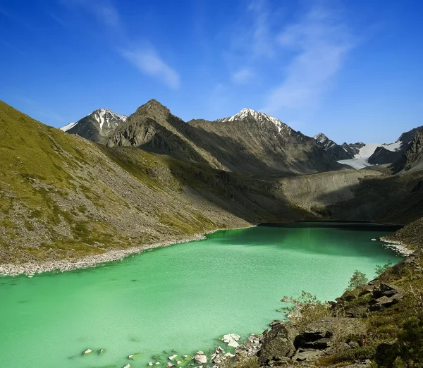 Зеленое озеро в долине гор — стоковое фото