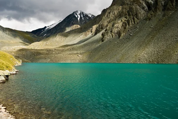 Lago de montanha esmeralda — Fotografia de Stock