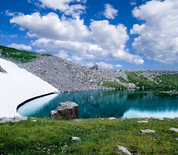 Zümrüt dağ gölü — Stok fotoğraf