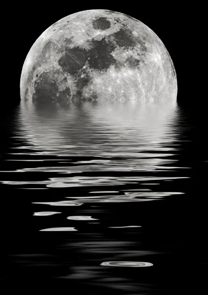 Lua refletida em uma água — Fotografia de Stock